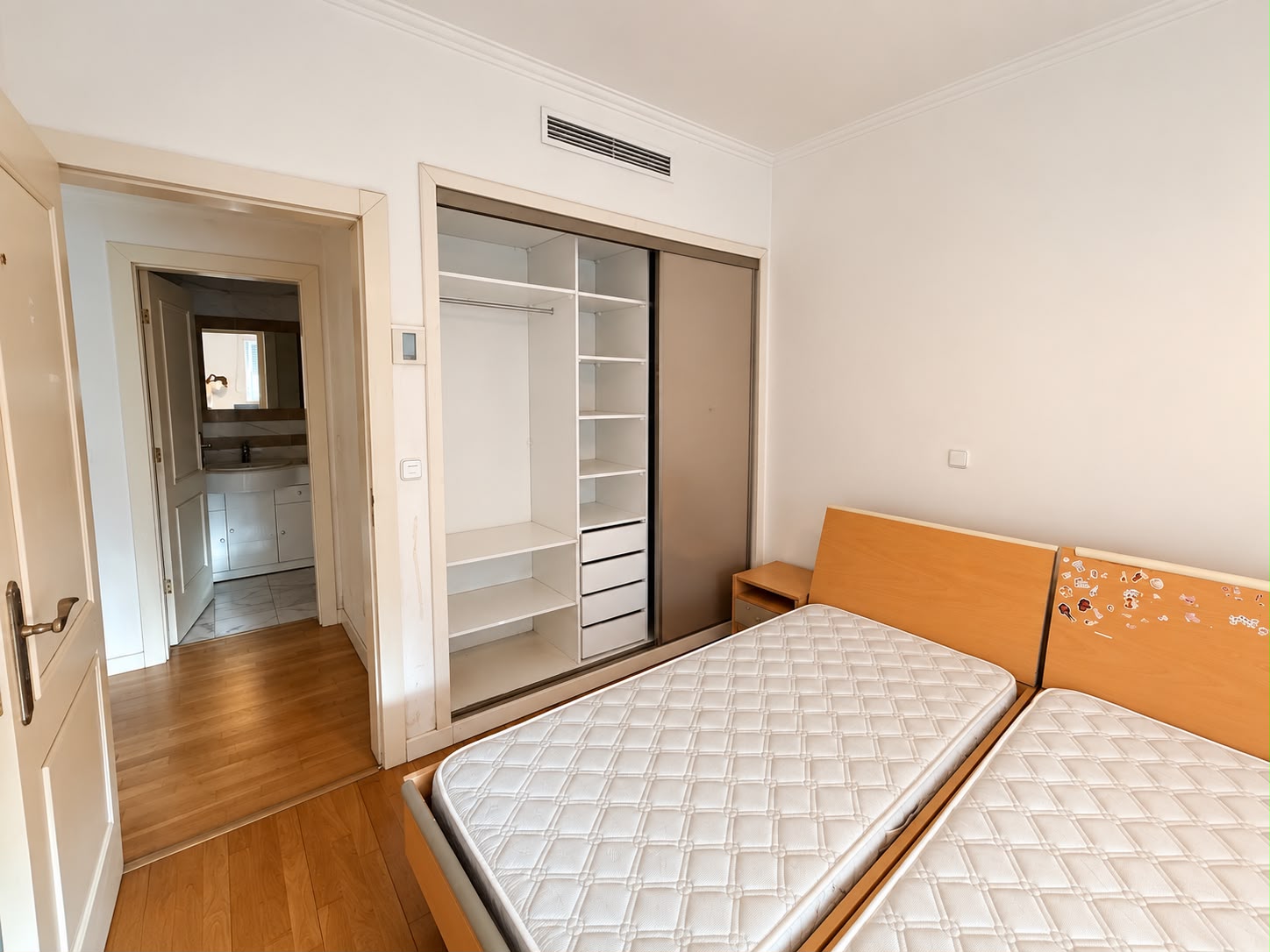 Quarto com roupeiro do T2 da Rua das Musas