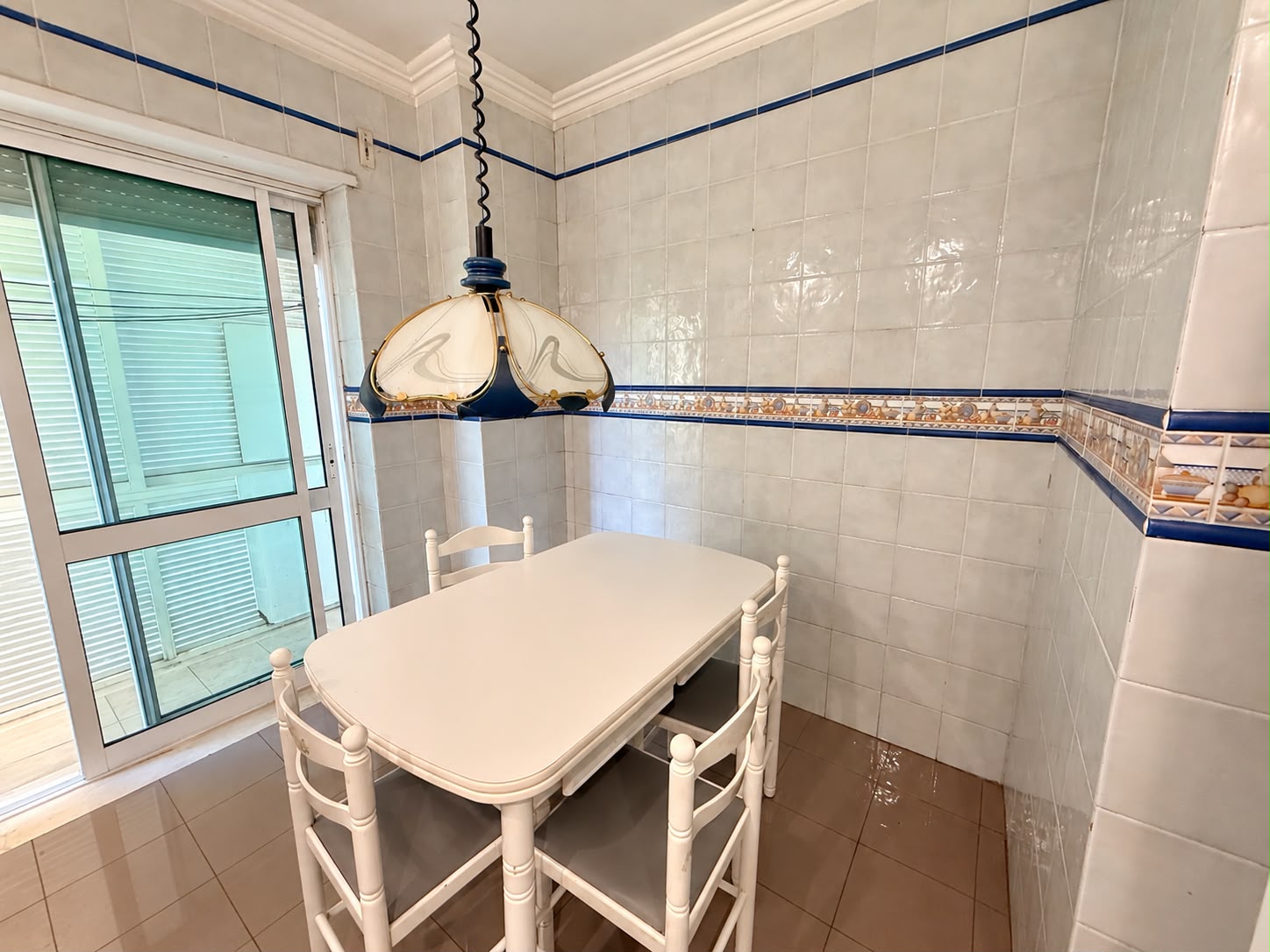 Zona de refeições da cozinha do T2 da Rua das Musas