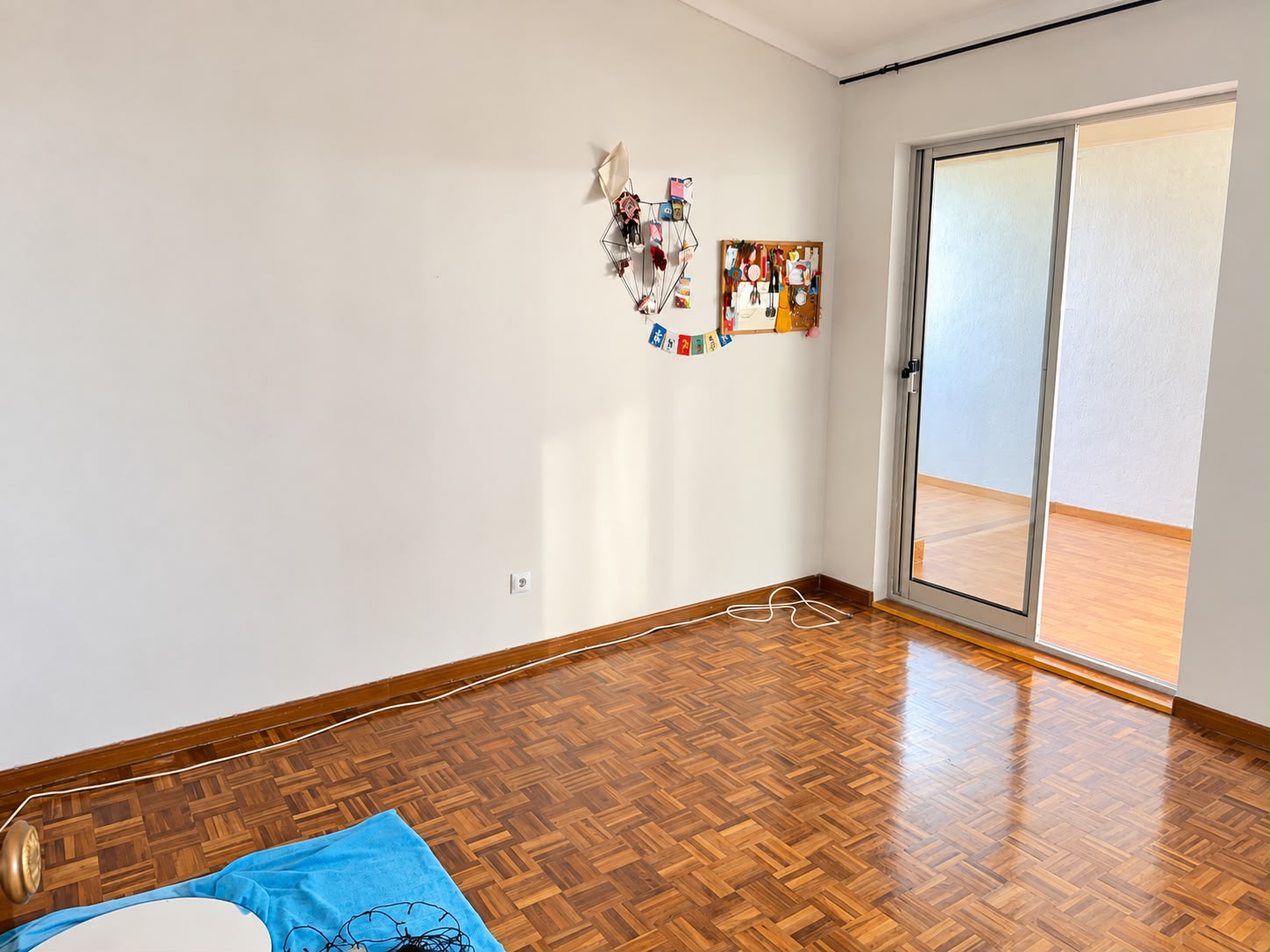 Divisão interior com pavimento em madeira